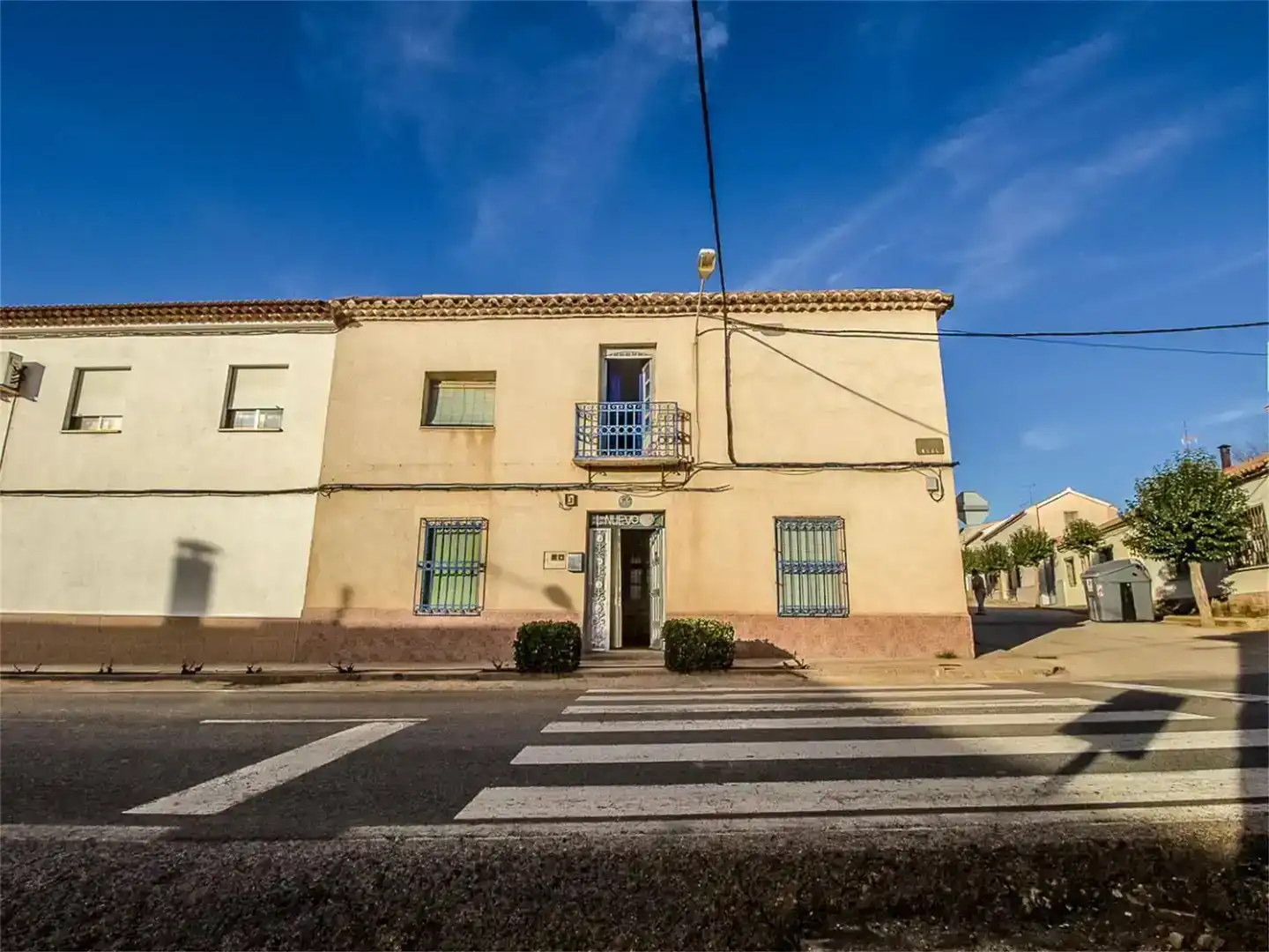 Vista exterior de Casa adosada en venda en Alcubillas amb Jardí privat, Traster i Balcó