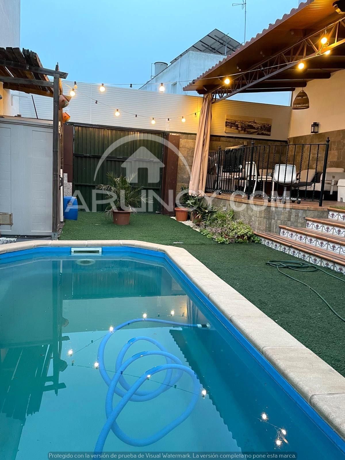 Piscina de Casa adosada en venda en Alcalá de Guadaira amb Aire condicionat, Calefacció i Jardí privat