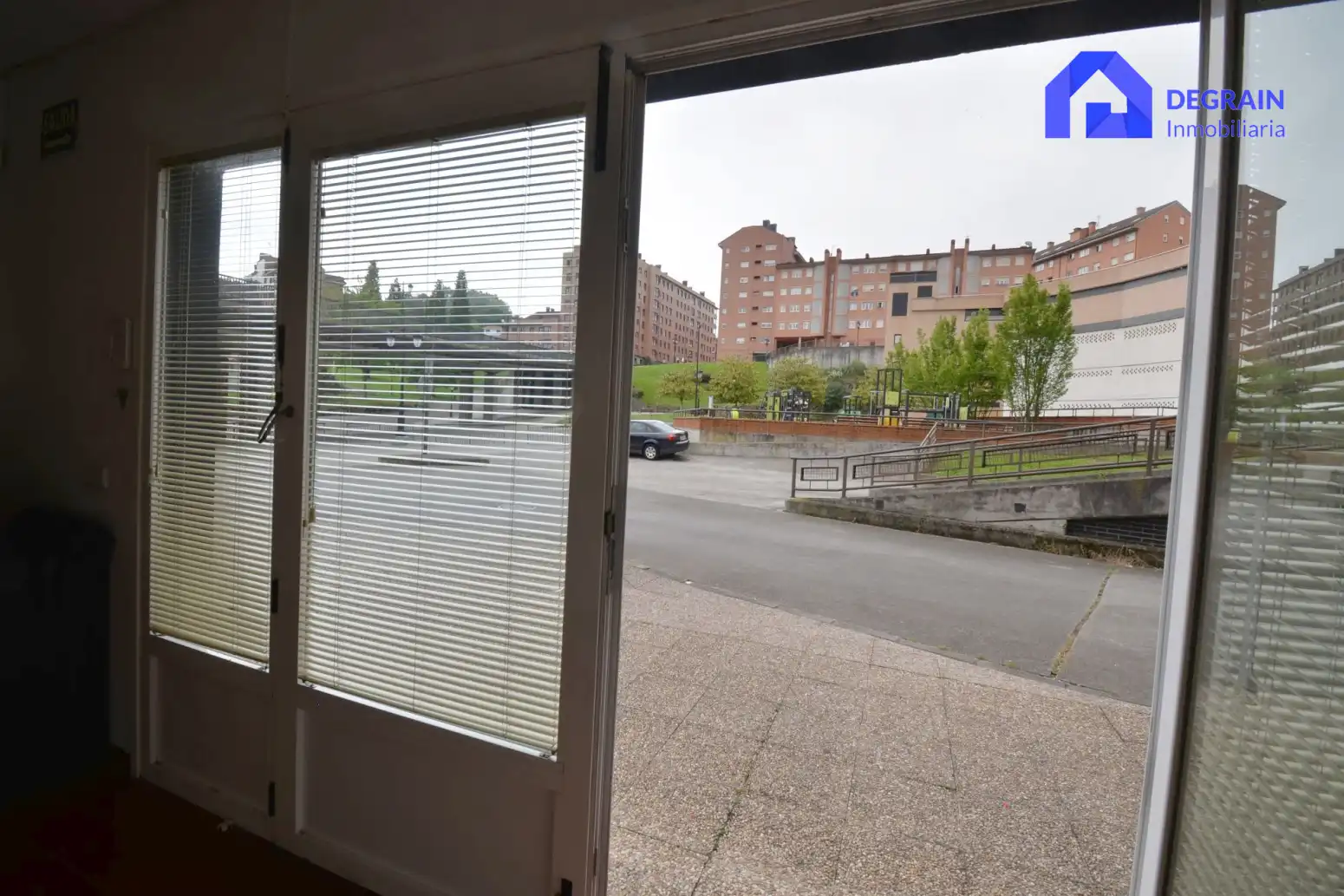 Vista exterior de Oficina de lloguer en Oviedo  amb Calefacció