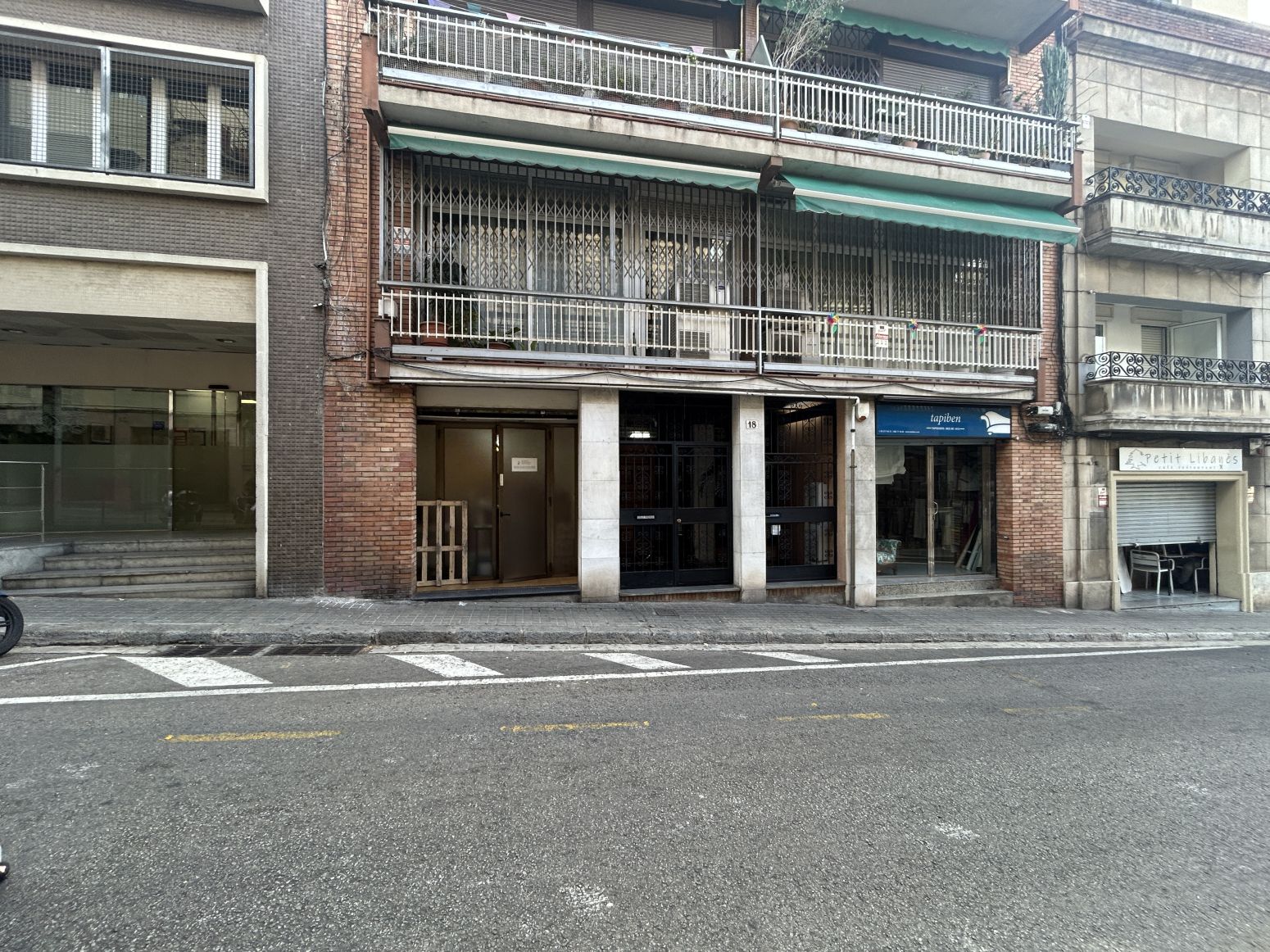 Vista exterior de Local en venda en  Barcelona Capital