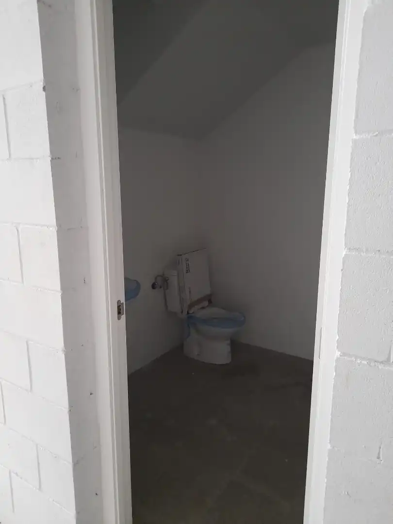 Badezimmer von Fabrikhallen zur Miete in Sabadell mit Heizung