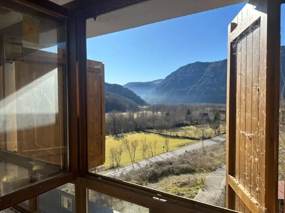 Vista exterior de Casa o xalet en venda en El Pont de Suert amb Parquet