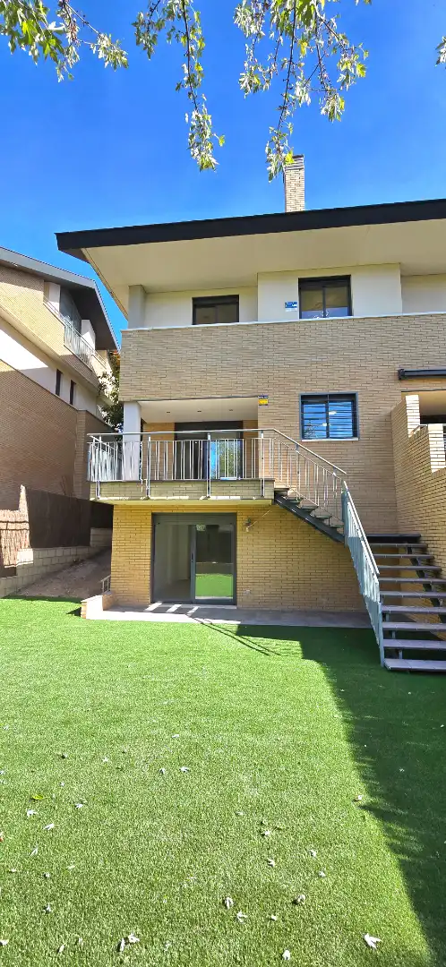 Casa pareada con piscina en venta en Calle de Ibiza, imagen 2