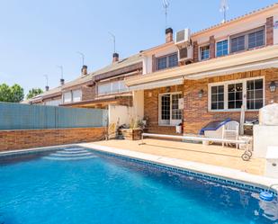Piscina de Casa adosada en venda en Boadilla del Monte amb Aire condicionat, Calefacció i Jardí privat