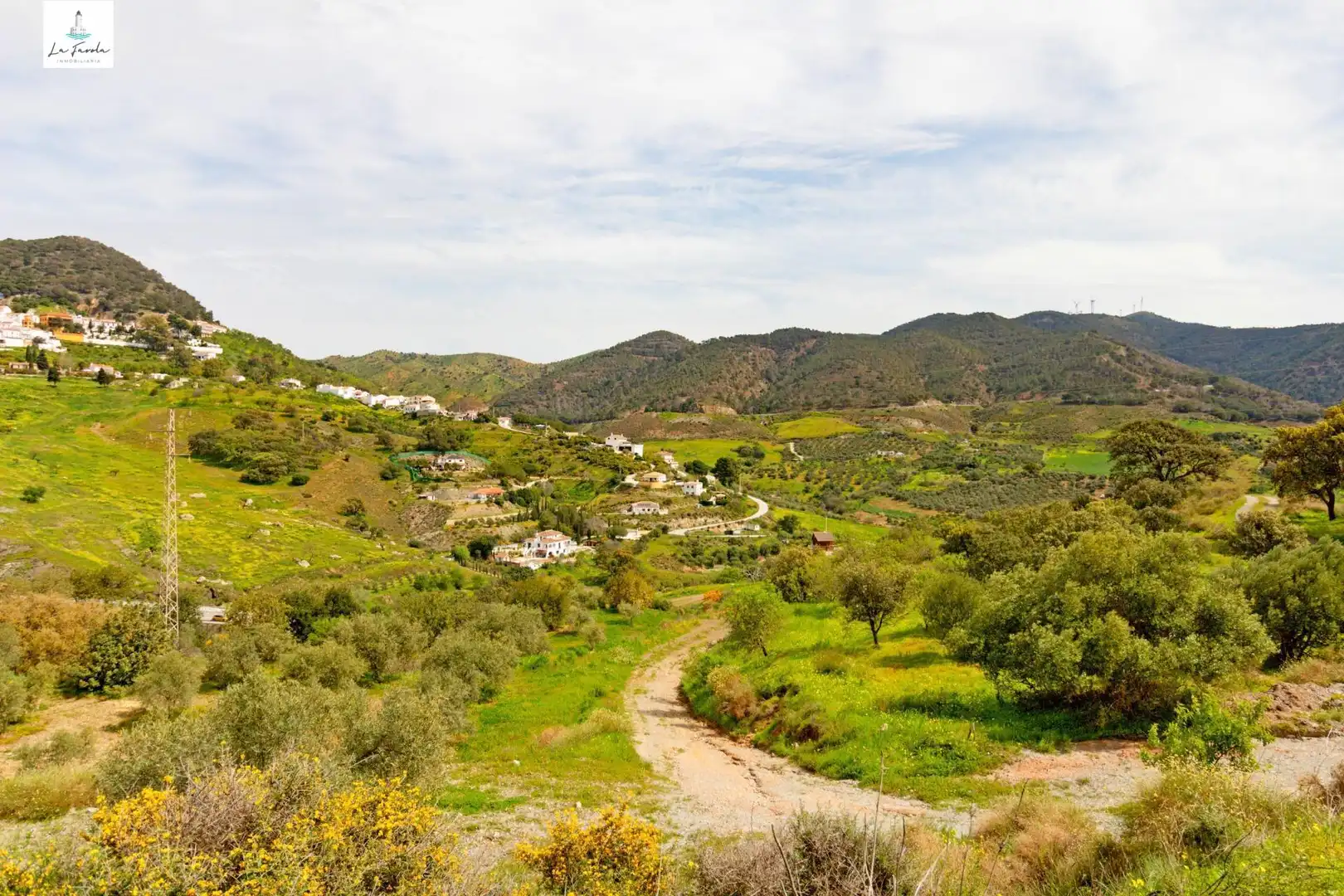 Vista exterior de Casa o xalet en venda en Carratraca amb Aire condicionat, Jardí privat i Terrassa