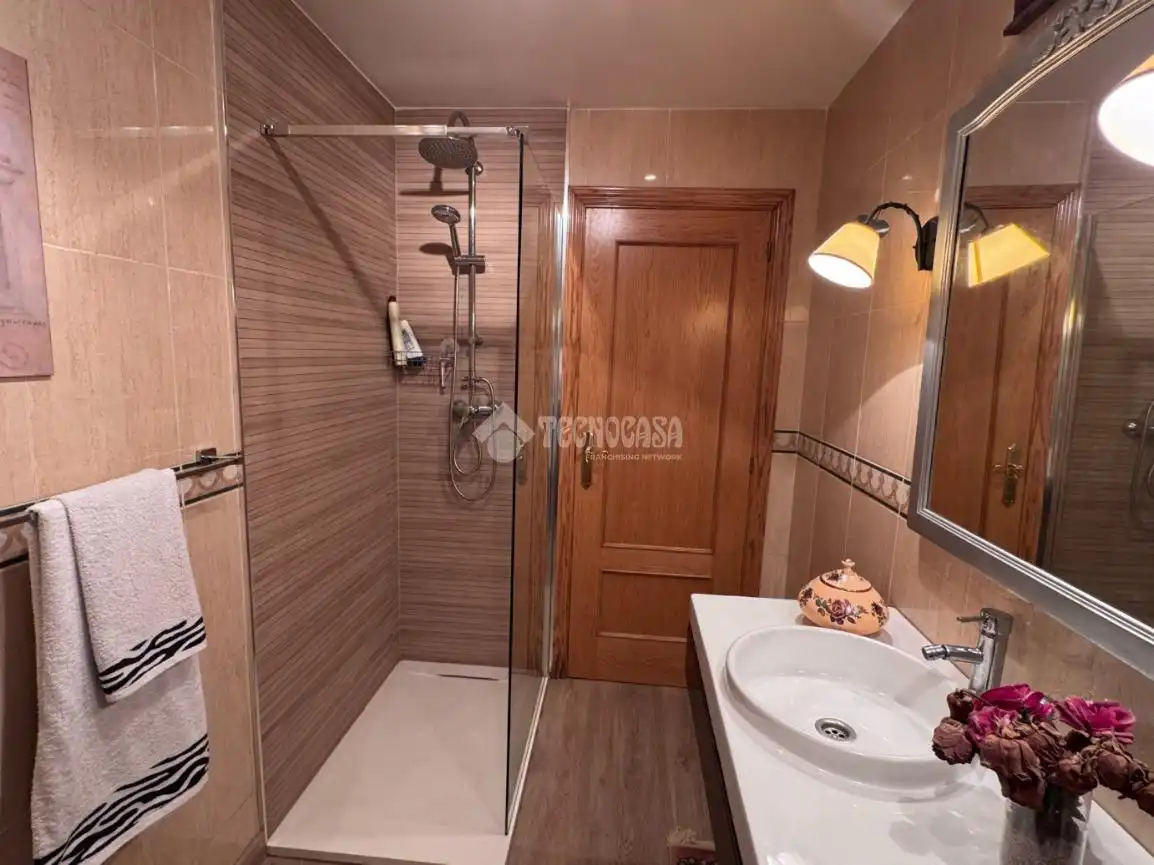 Baño de Casa adosada en venta en Valdefresno con Calefacción, Parquet y Piscina comunitaria