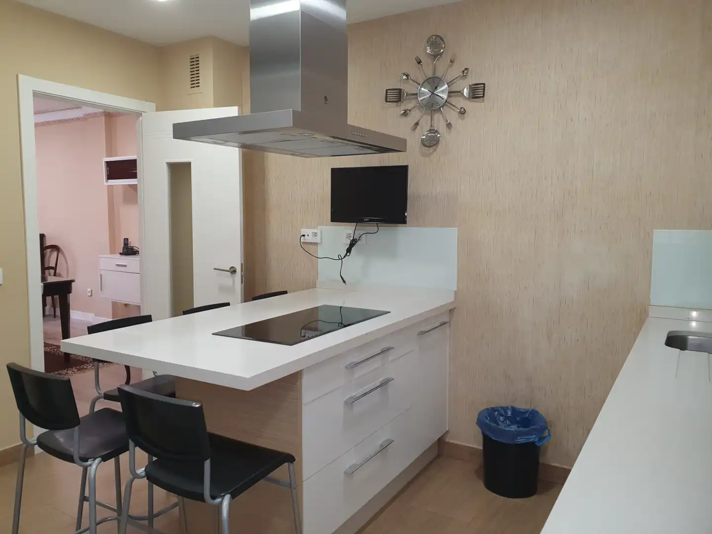 Cuina de Pis de lloguer en Dos Hermanas amb Aire condicionat, Terrassa i Moblat