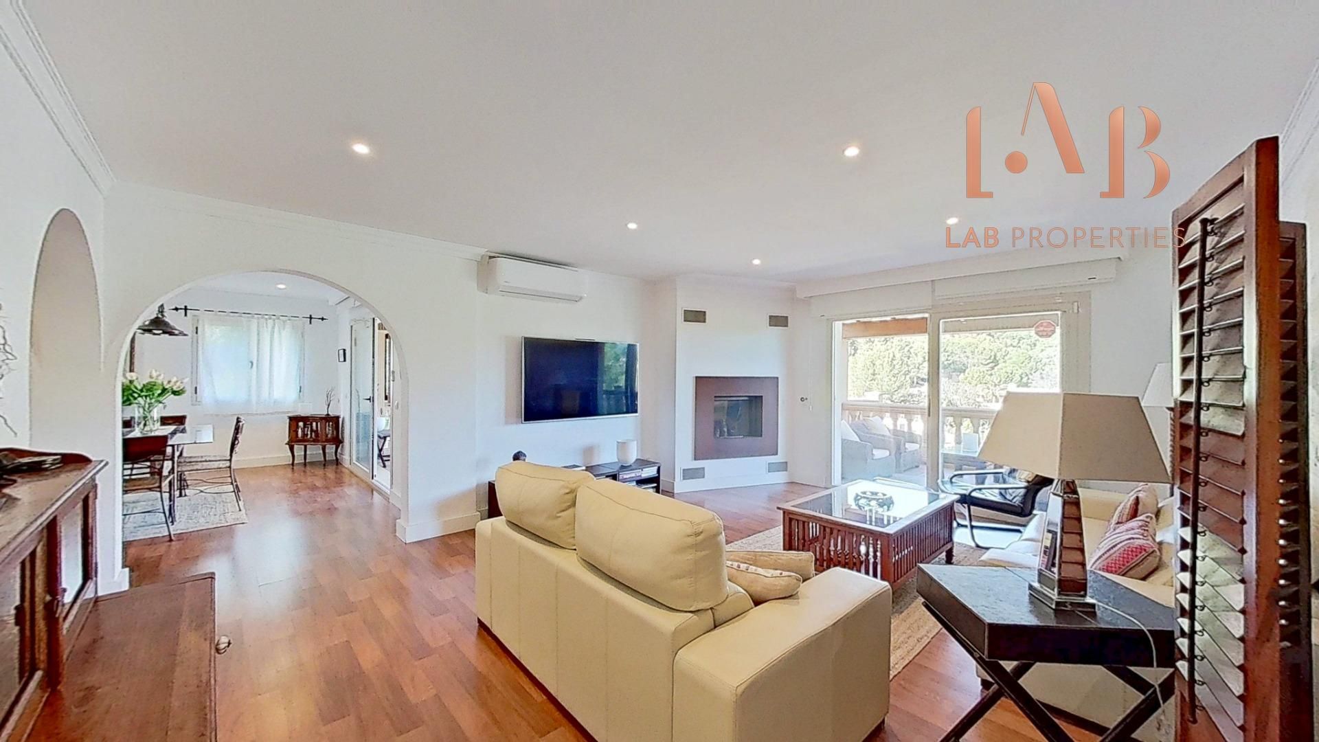 Sala d'estar de Àtic en venda en Andratx amb Aire condicionat, Jardí privat i Parquet