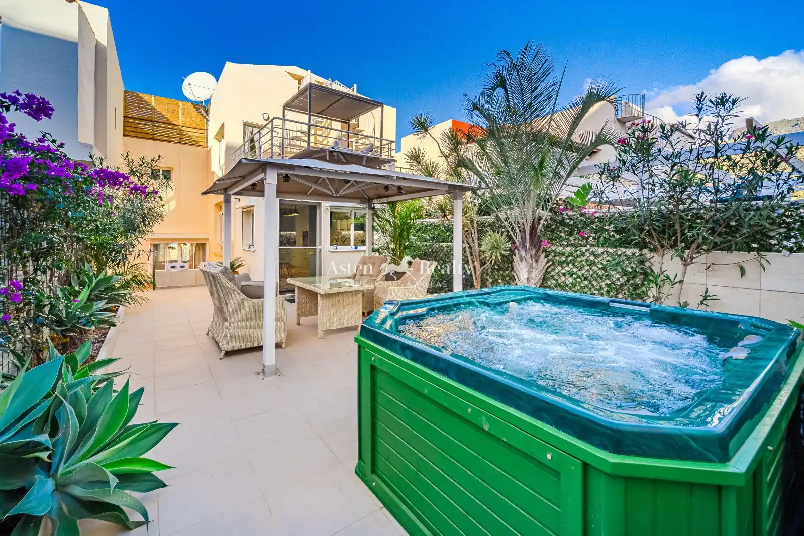 Garten von Einfamilien-Reihenhaus zum Verkauf in Arona mit Klimaanlage, Terrasse und Abstellraum