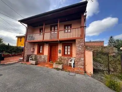 Vista exterior de Casa o xalet en venda en Oviedo  amb Terrassa