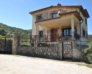 Vista exterior de Casa o xalet en venda en Casas del Castañar amb Aire condicionat, Calefacció i Jardí privat