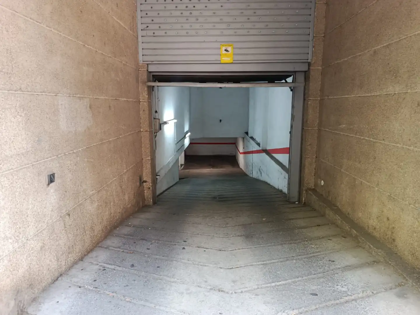 Parking of Garage for rent in Salt