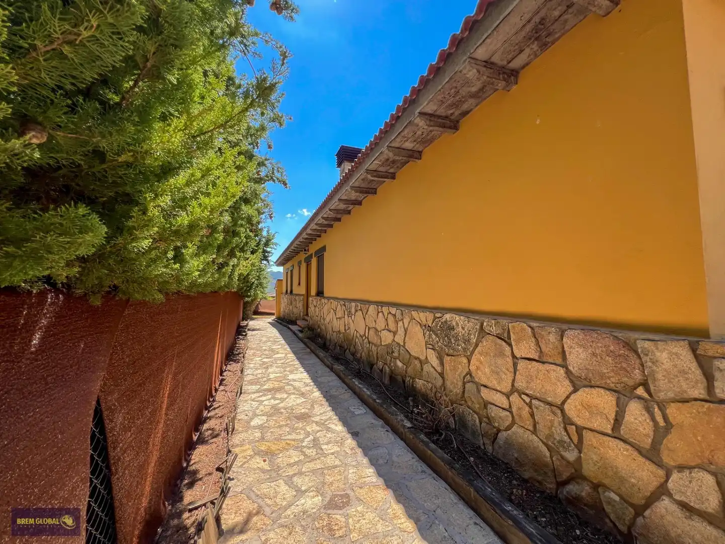 Vista exterior de Casa o xalet en venda en El Berrueco amb Calefacció, Jardí privat i Alarma