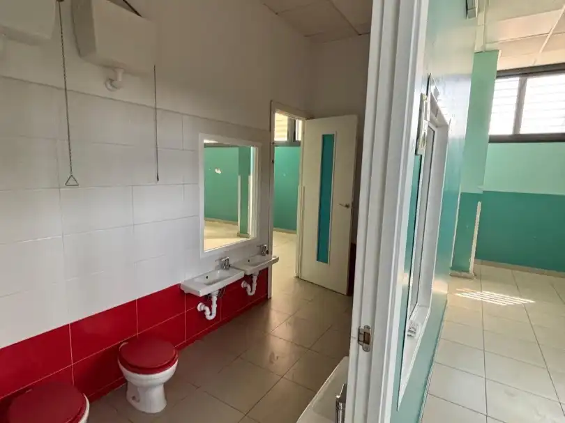 Baño de Local de alquiler en Zaragoza con Aire acondicionado y Calefacción
