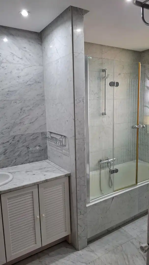Badezimmer von Dachboden zum Verkauf in Madrid mit Klimaanlage, Heizung und Parkett
