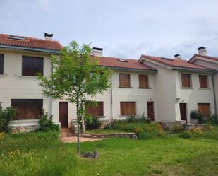 Vista exterior de Casa adosada en venda en Hermandad de Campoo de Suso amb Calefacció