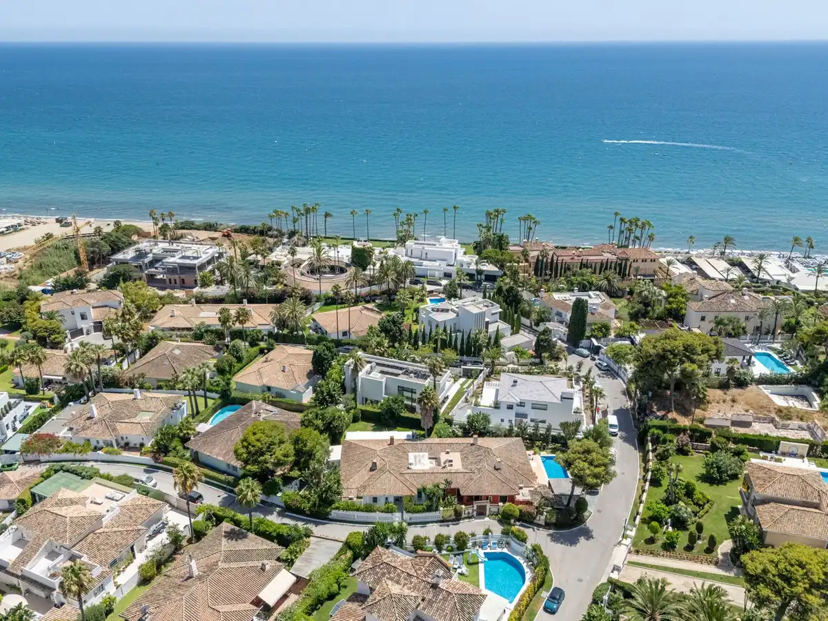 Vista exterior de Casa adosada en venda en Marbella amb Aire condicionat i Terrassa
