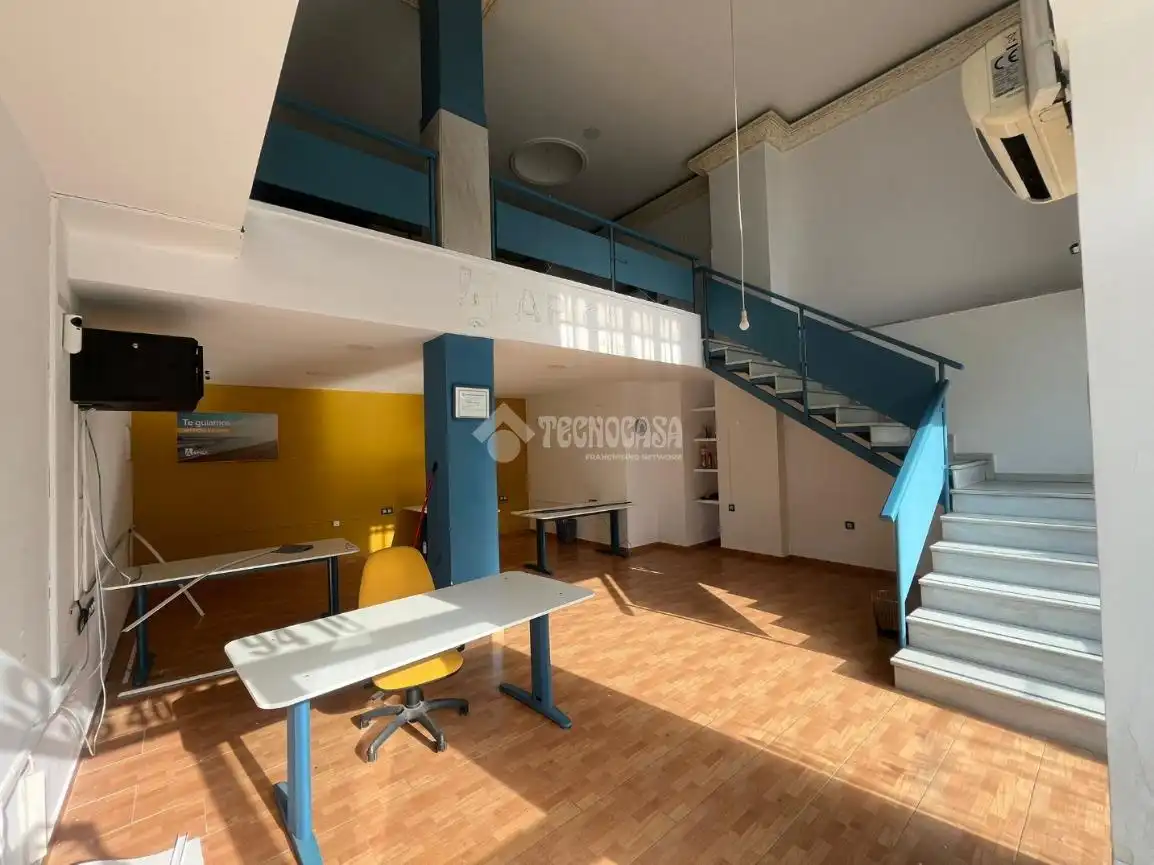 Local comercial de lloguer a Núcleo urbano