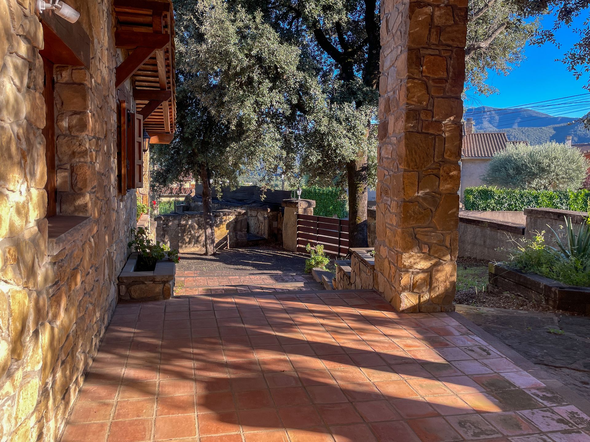 Terrassa de Casa o xalet en venda en Montagut i Oix amb Calefacció, Jardí privat i Terrassa