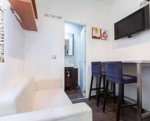 Bedroom of Study to share in  Madrid Capital  with Air Conditioner and Terrace