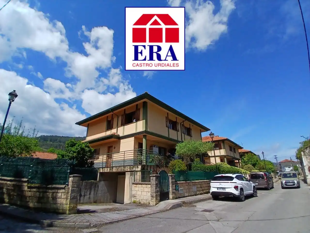 Vista exterior de Casa adosada en venta en Castro-Urdiales con Calefacción, Jardín privado y Terraza