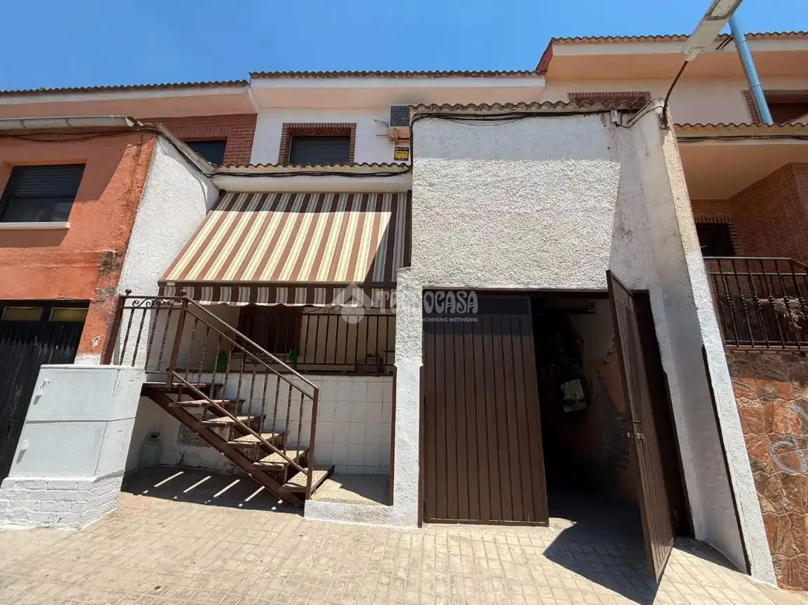 Vista exterior de Casa adosada en venda en Almorox amb Aire condicionat, Calefacció i Terrassa