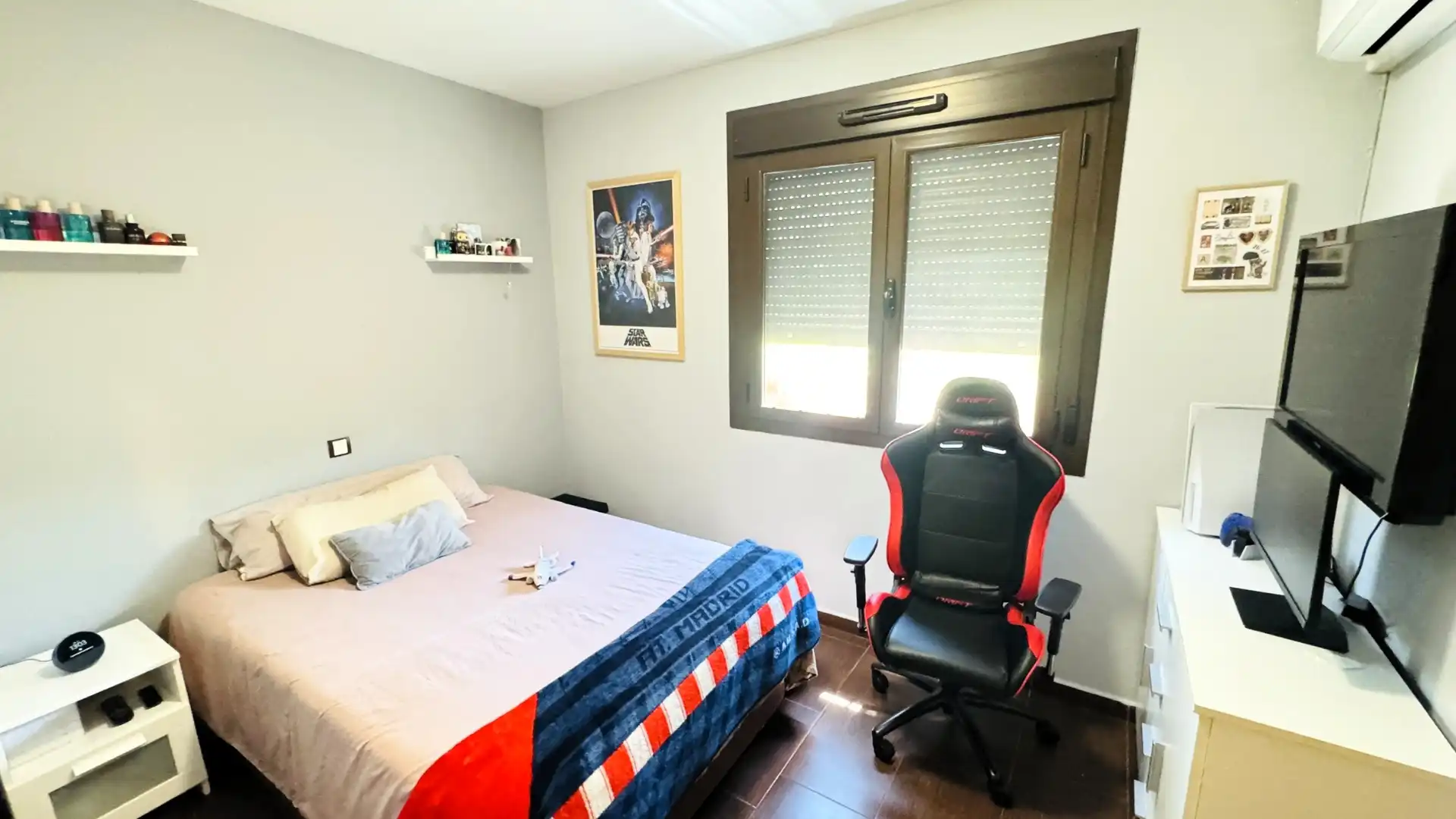 Dormitori de Casa o xalet en venda en Cedillo del Condado amb Aire condicionat, Calefacció i Jardí privat