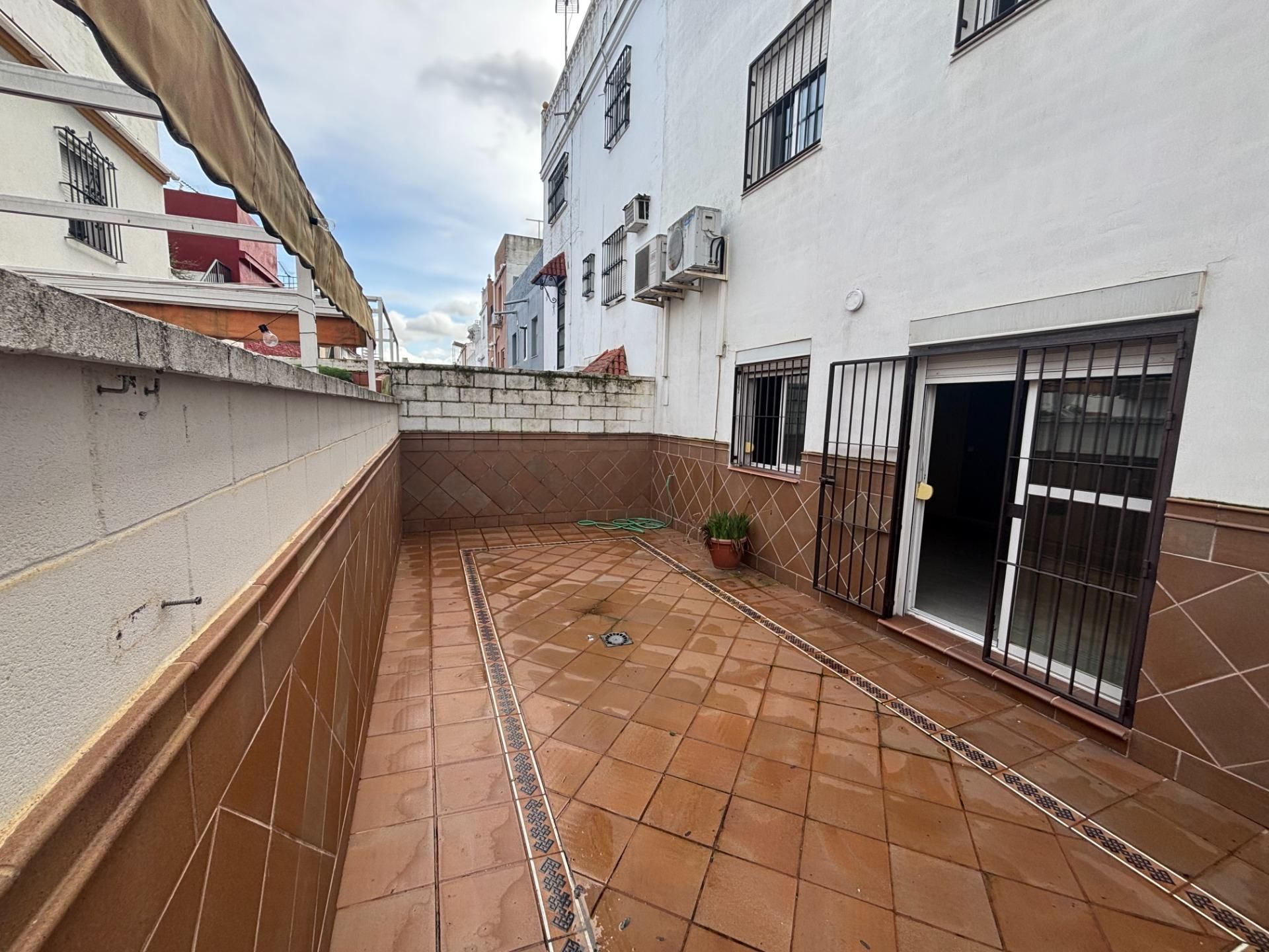 Vista exterior de Casa adosada en venda en Camas amb Aire condicionat, Traster i Balcó