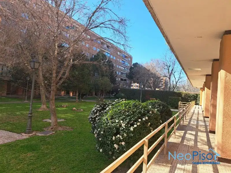 Vista exterior de Piso en venta en Alcorcón con Piscina comunitaria