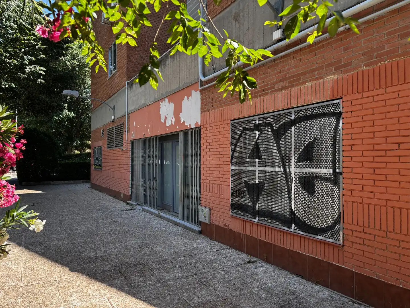 Vista exterior de Local en venda en Madrid
