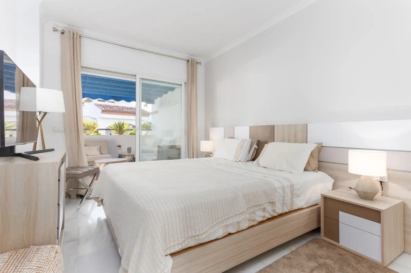 Schlafzimmer von Wohnung zum Verkauf in Marbella mit Klimaanlage, Privatgarten und Terrasse