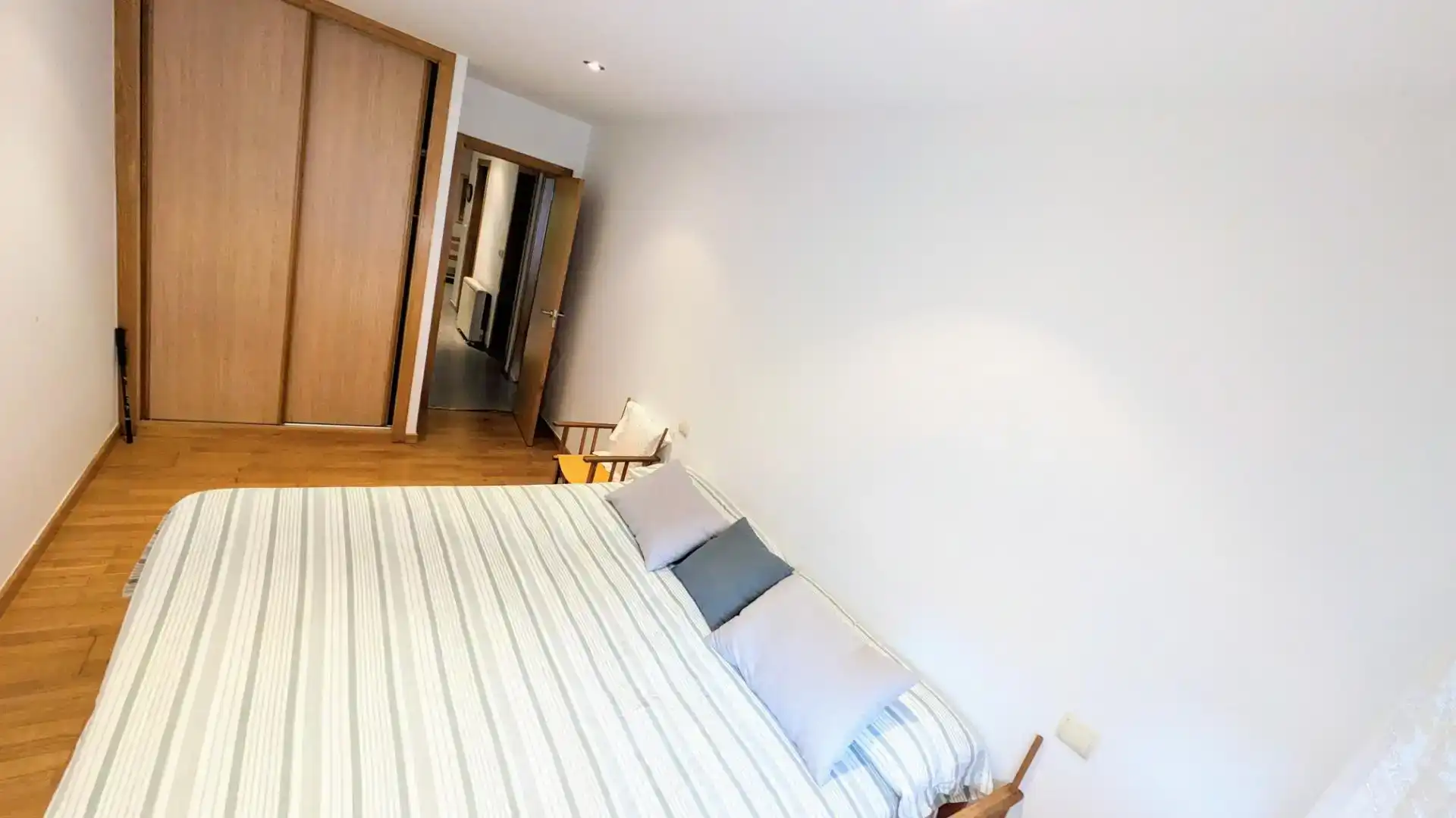 Schlafzimmer von Wohnung zur Miete in Boiro mit Parkett, Möbliert und Ofen