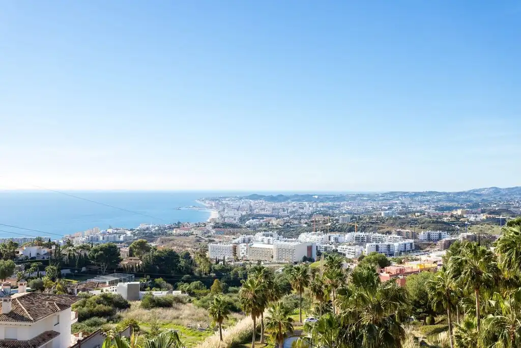 Vista exterior de Dúplex en venda en Benalmádena amb Aire condicionat, Terrassa i Moblat