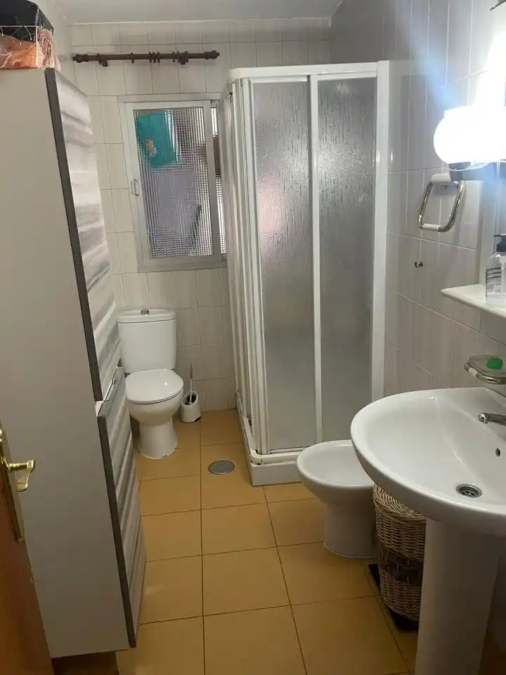 Baño de Piso de alquiler en Granada con Terraza y Amueblado