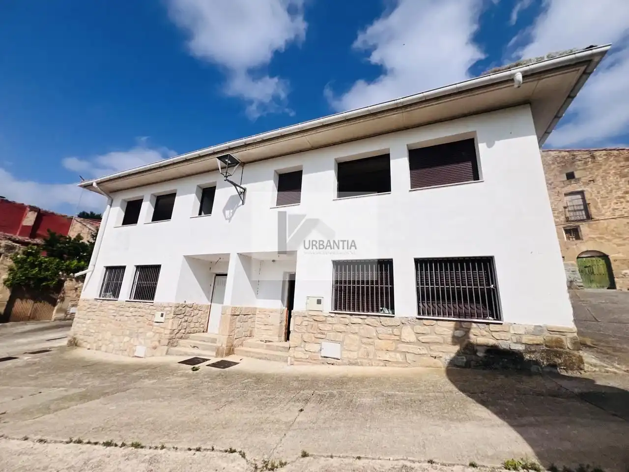 Außenansicht von Einfamilien-Reihenhaus zum Verkauf in Torres del Río mit Privatgarten