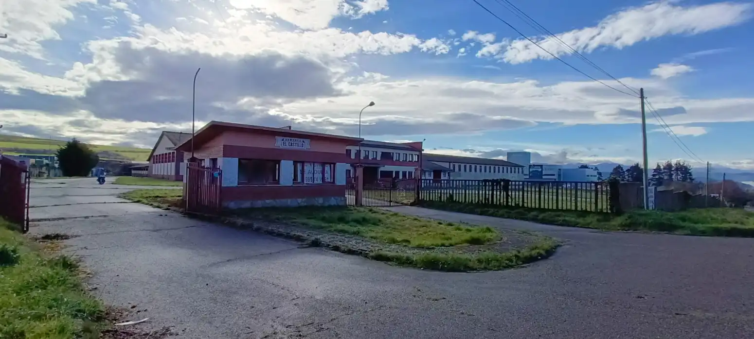 Außenansicht von Fabrikhallen zum Verkauf in Tineo