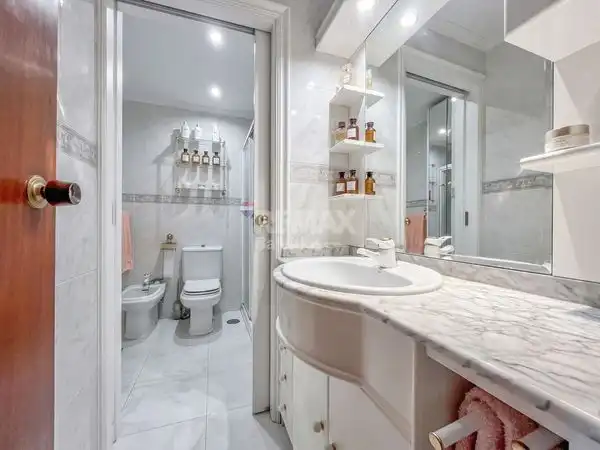 Bathroom of Flat for sale in Vigo   with Heating, Parquet flooring and Storage room