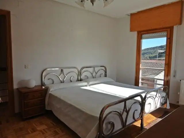 Habitación de Casa adosada en venta en Hontoria del Pinar con Calefacción, Terraza y Trastero