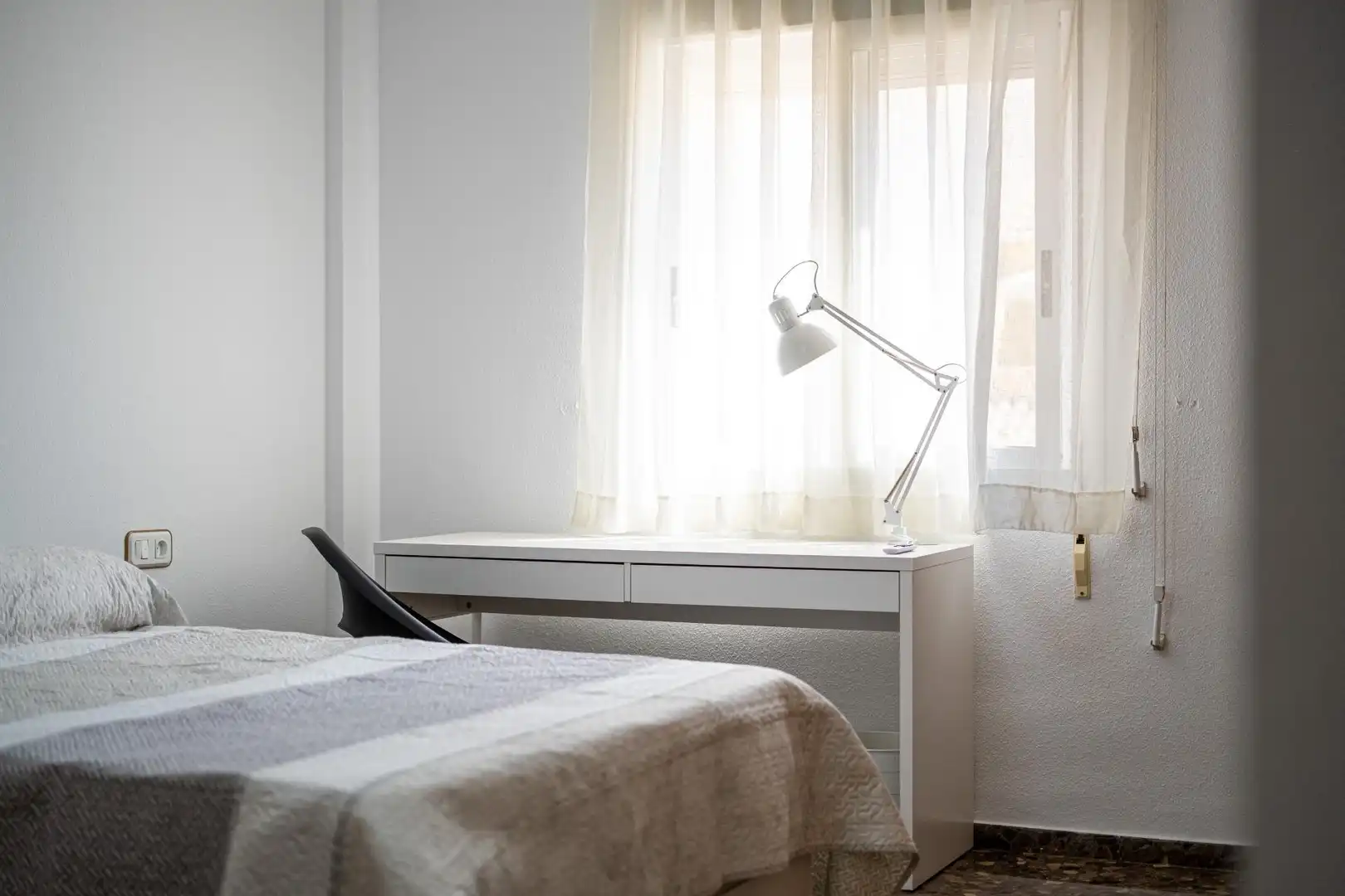 Schlafzimmer von Dachboden zur Miete in Moncada mit Privatgarten, Terrasse und Balkon