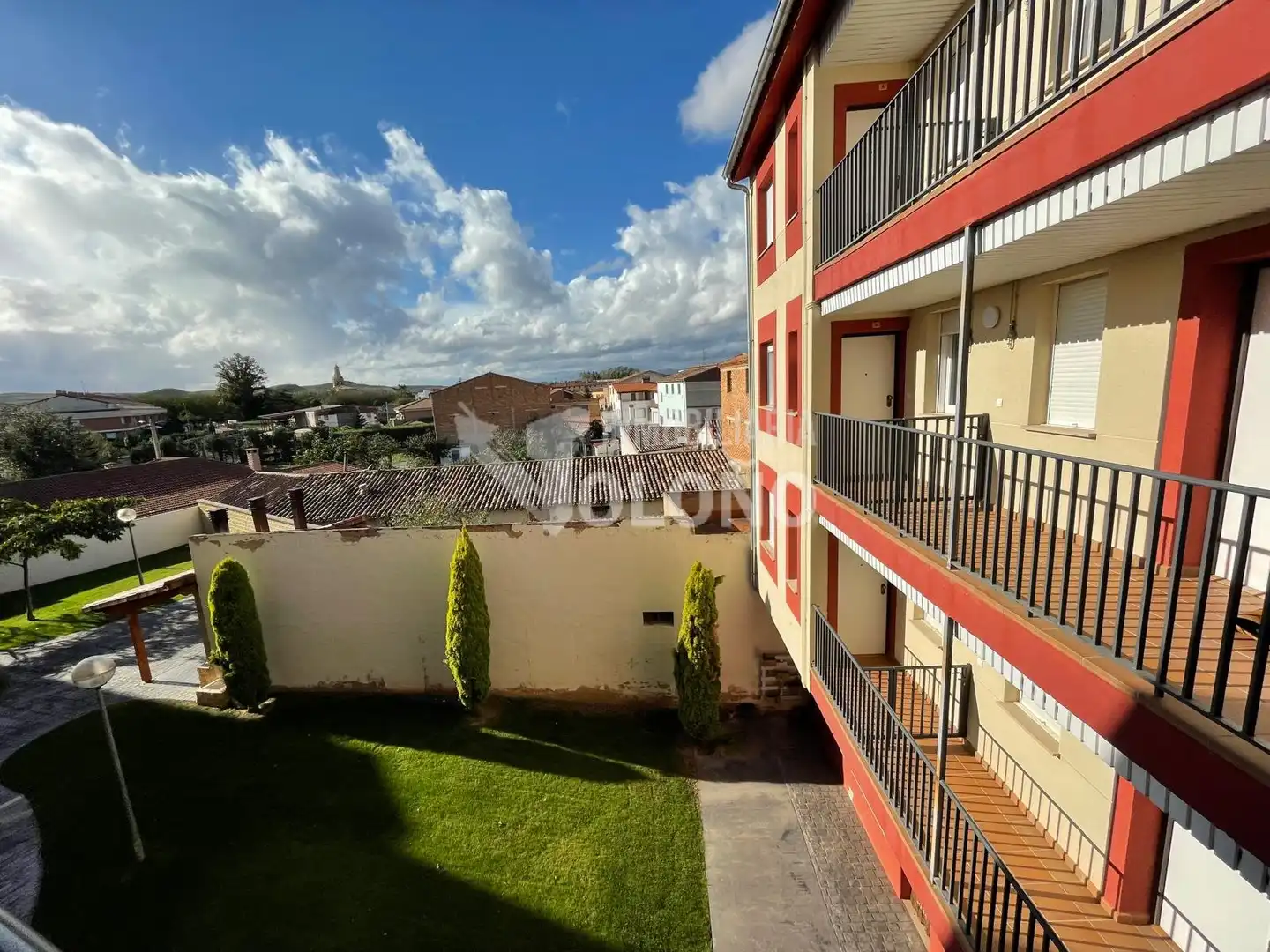 Vista exterior de Apartament en venda en Castañares de Rioja amb Calefacció, Moblat i Forn