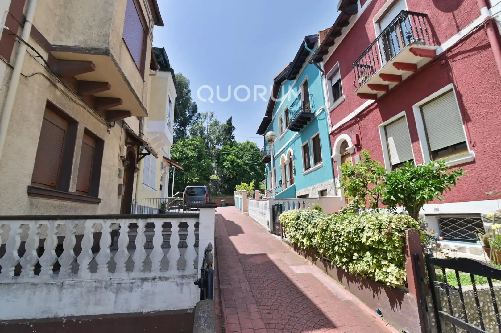 Vista exterior de Casa adosada en venda en Bilbao  amb Calefacció, Jardí privat i Terrassa