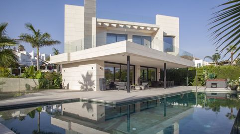 Descubre la joya del Valle del Golf en Nueva Andalucía: una villa contemporánea que redefine el lujo y la exclusividad.   Con 1.0