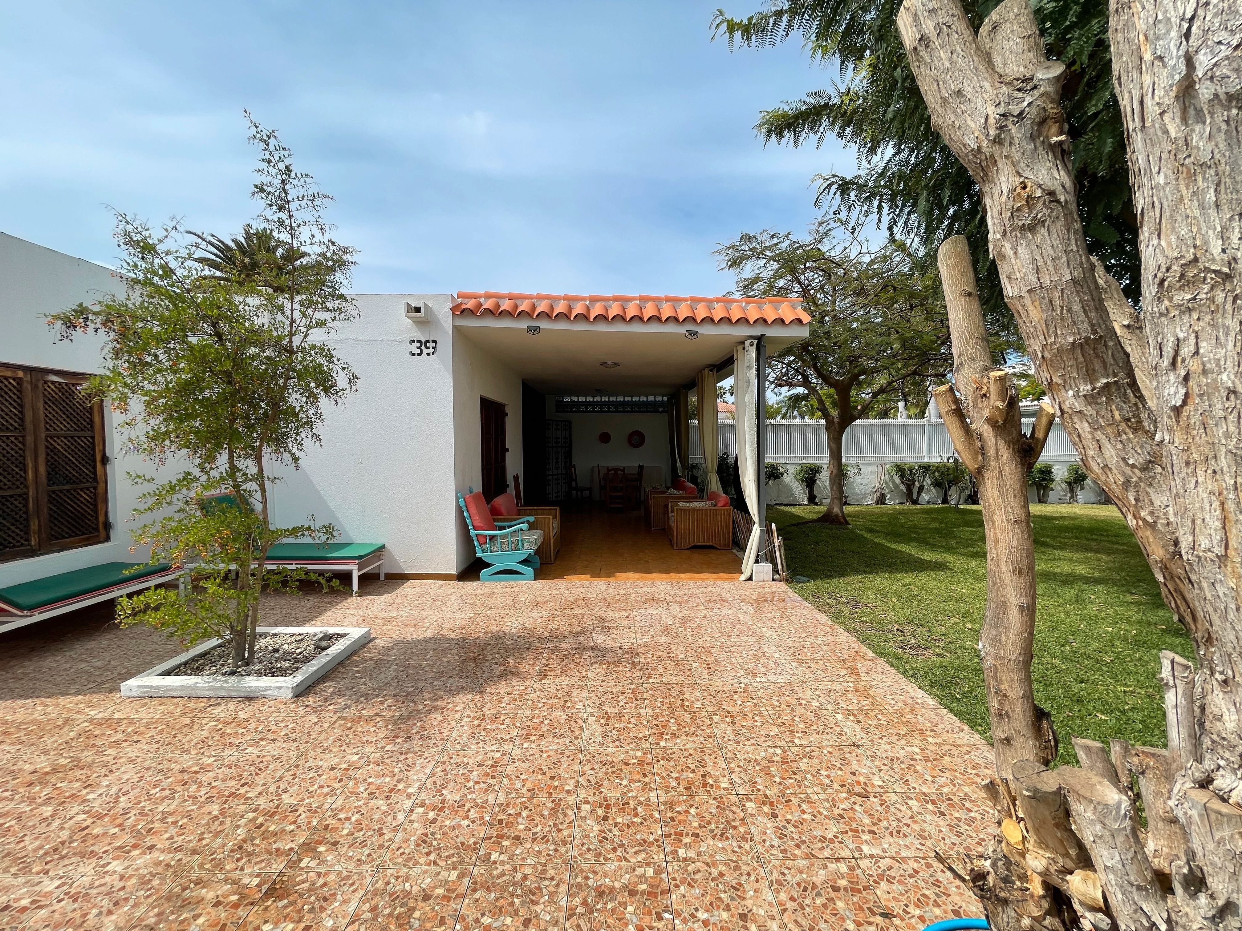 Vista exterior de Casa o xalet en venda en San Bartolomé de Tirajana amb Jardí privat