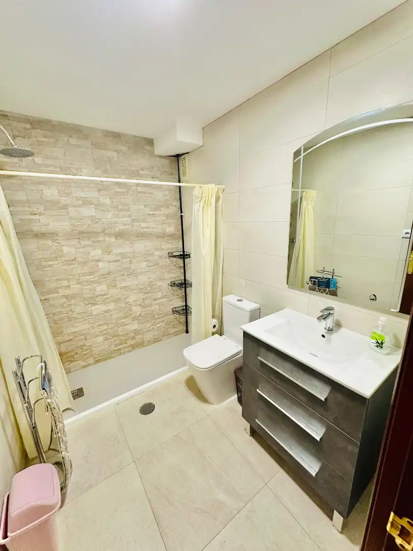 Badezimmer von Wohnung zur Miete in Granada mit Heizung, Möbliert und Waschmaschine