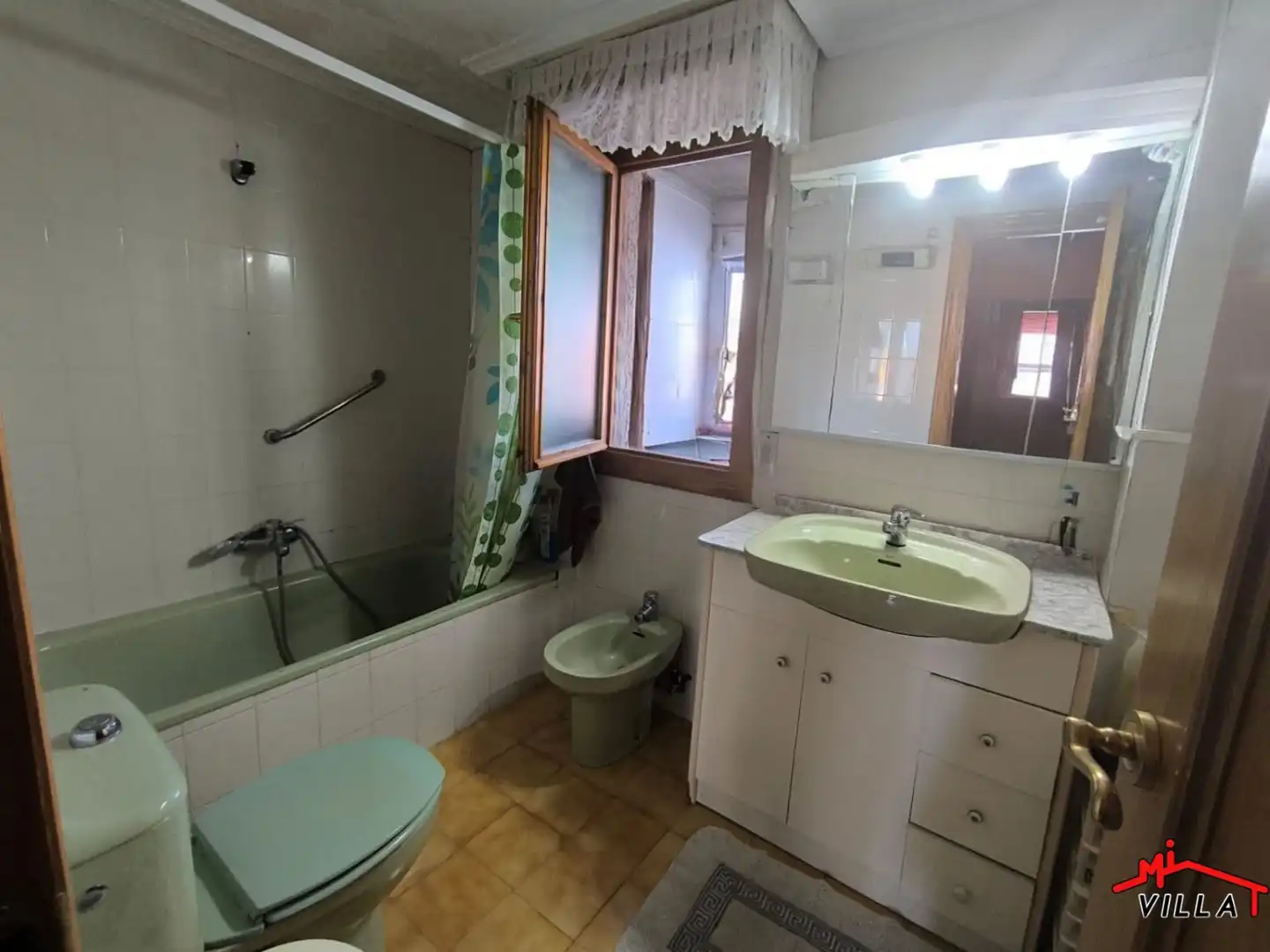 Badezimmer von Wohnung zum Verkauf in Colindres mit Heizung, Terrasse und Abstellraum