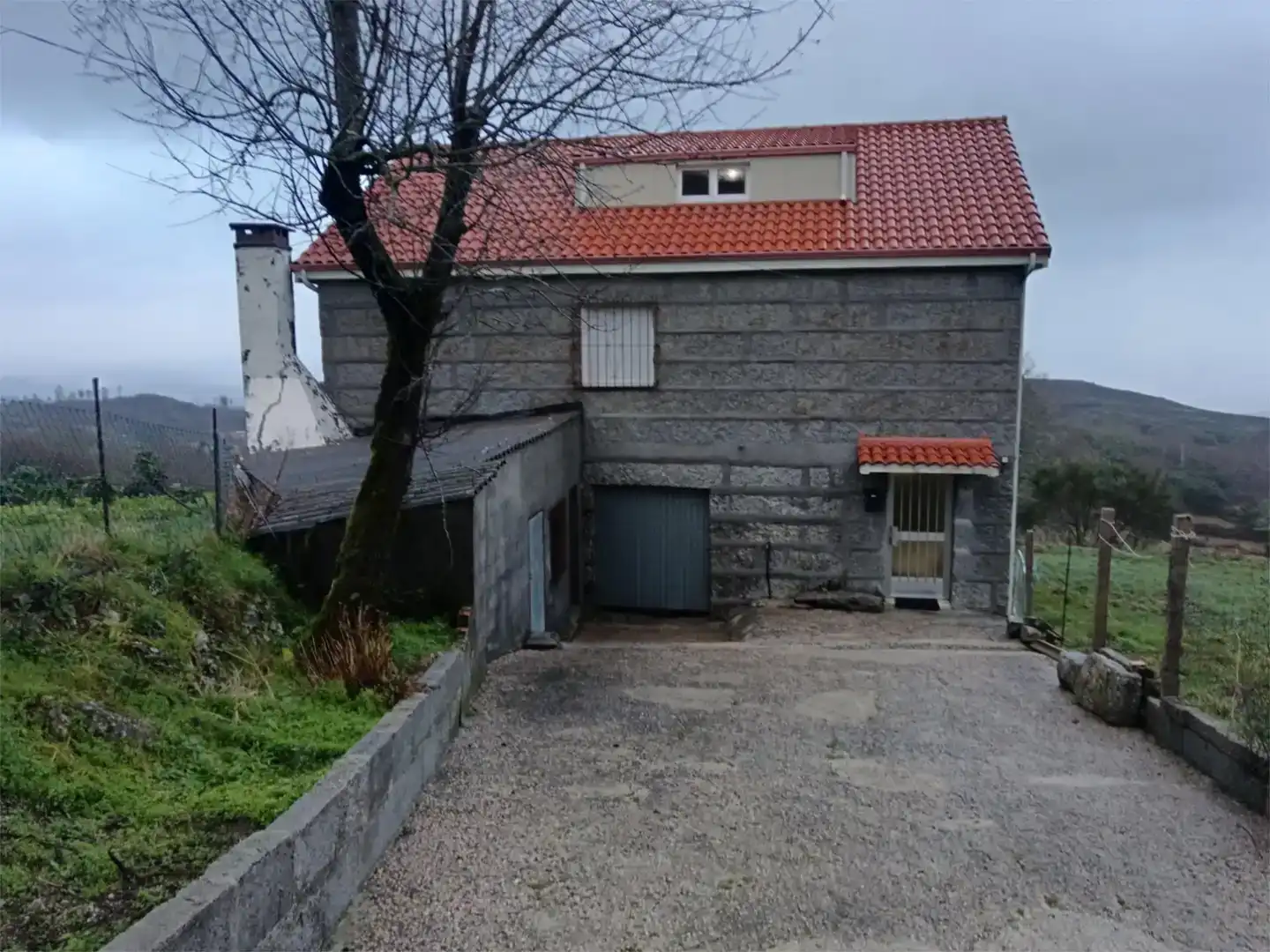 Außenansicht von Wohnung zur Miete in Carballeda de Avia mit Privatgarten, Abstellraum und Schwimmbad