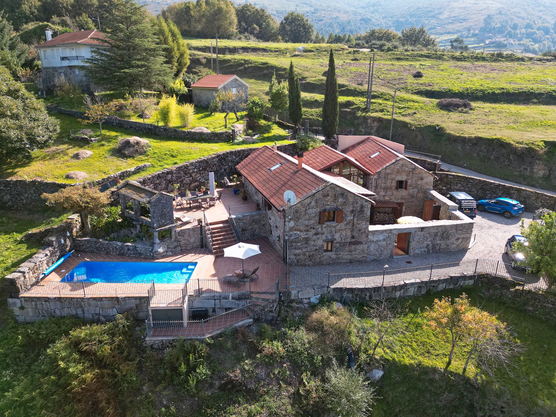 Vista exterior de Casa o xalet en venda en Covelo amb Calefacció, Jardí privat i Terrassa