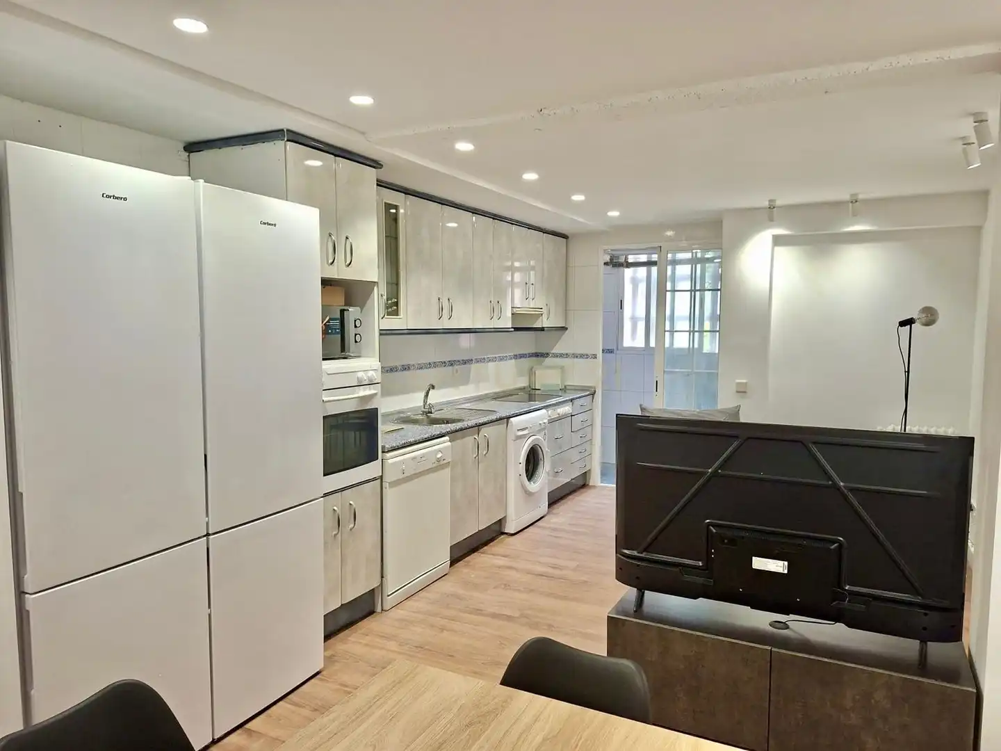 Cuina de Apartament per a compartir en Madrid amb Aire condicionat, Forn i Rentadora