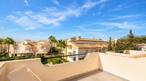 Foto 3 de Casa adosada en venta en Costabella, Marbella