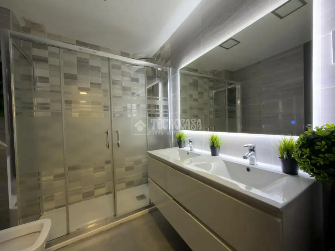 Baño de Casa adosada en venta en Madrid con Aire acondicionado, Calefacción y Terraza